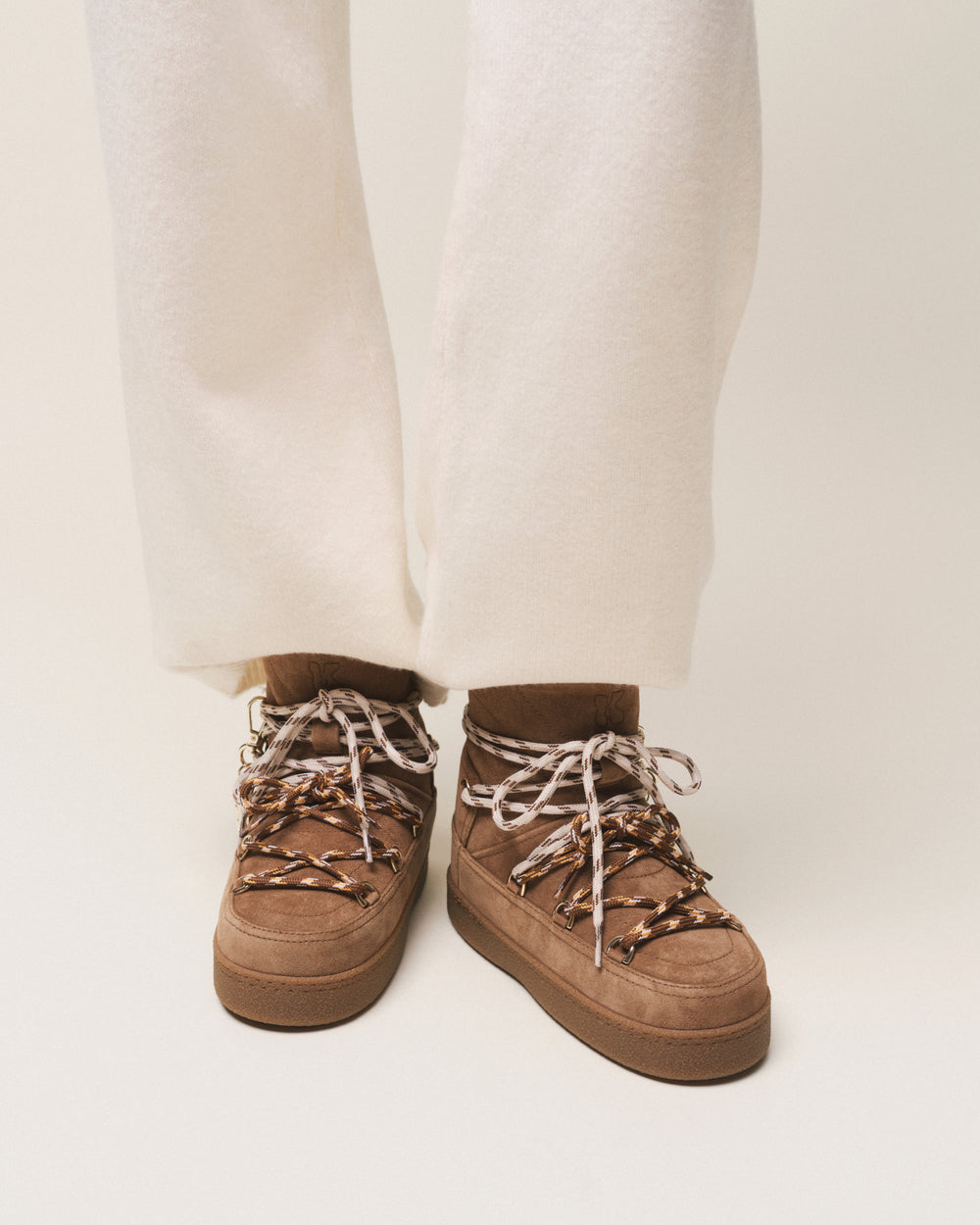 INUIKII Quilted Suede – Camel – vue studio 3